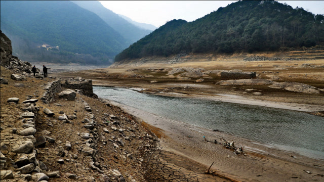 宁波干旱50年一遇 航拍皎口水库露出淹没40多年村落遗址