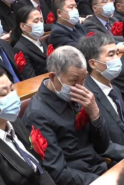 黄文秀父亲听到女儿名字眼中含泪