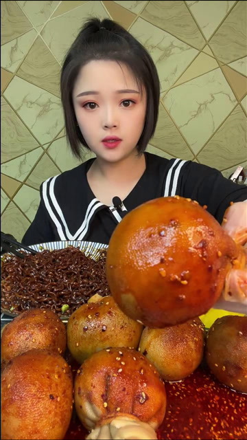 吃货小姐姐挑战吃一大盘羊脑,这吃相隔着屏幕都觉得有食欲