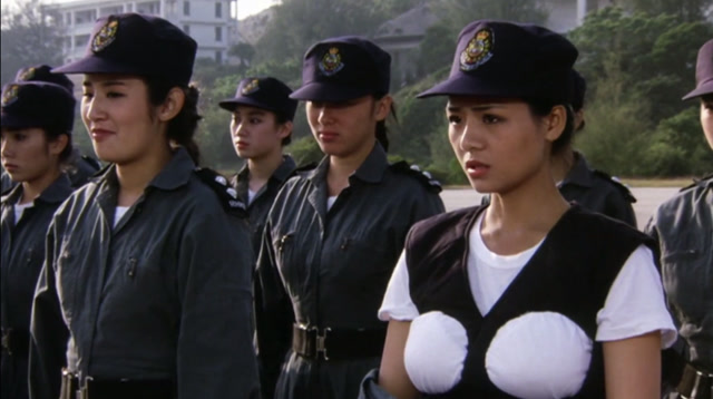 神勇飞虎霸王花:女兵想要保持身材,居然在防弹衣上开了两个窟窿