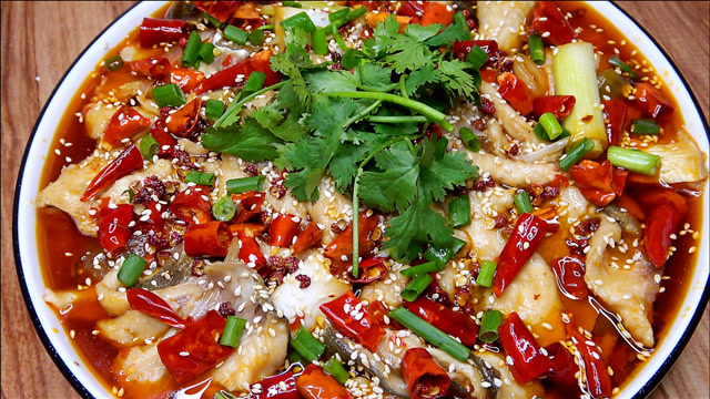 有钱人不爱吃的白鲢鱼,大厨教你做成四川冷锅鱼,麻辣鲜香又下饭