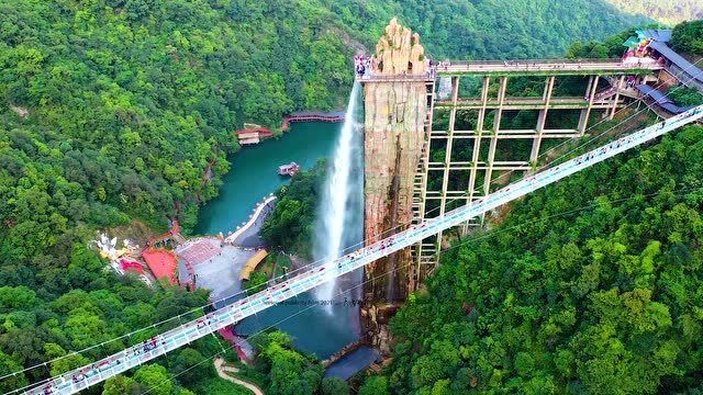 韶关云门山百米电梯上的飞天瀑布,高空看去太壮观了