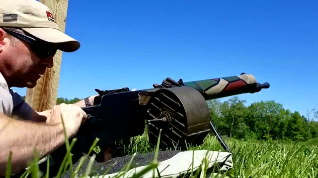 早期的马克沁mg0815重机枪配备大号弹鼓供弹户外射击实测
