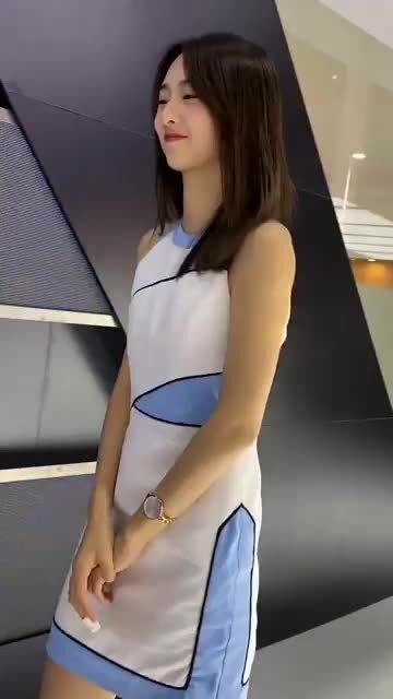 不愧是顶级的美女车模,打哈欠都怎么好看,看完爱上了!