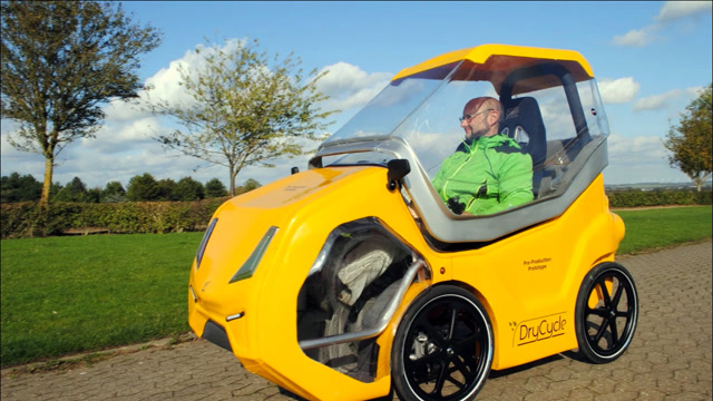 英国电动踏板车,单手就能拎起,不怕堵车还能遮风挡雨!