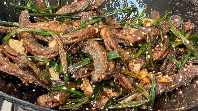 葱香泥鳅的做法,香脆味美一口一条,无论下酒还是下饭都很不错