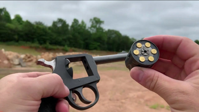 小巧简单的左轮手枪发射22lr小口径弹药户外靶场射击测试
