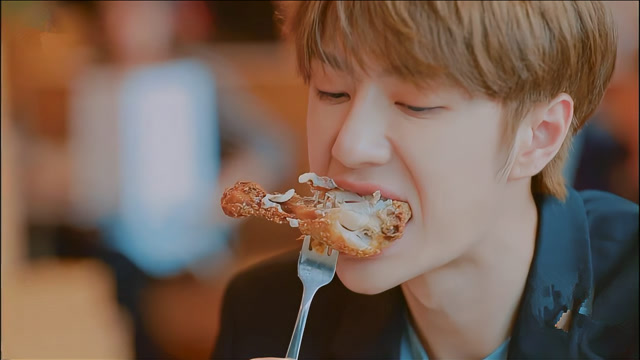 王一博与钱枫干饭,酷盖拿起鸡腿就啃,钱枫都甘拜下风