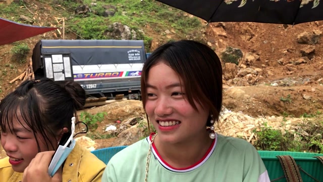 越南老街搭讪苗族女孩谢烟客,聊了半天却只能做普通朋友,苗族老婆不好