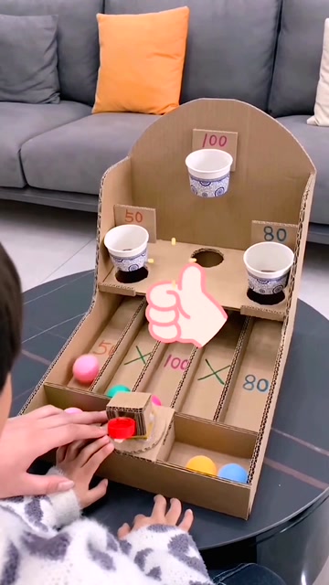 爸爸用快递纸箱制作好玩的投球玩具,孩子两天都没看手机了