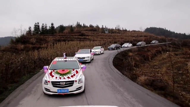 云南农村,迎亲车队开过一村又一弯,一首网上最火的歌响了