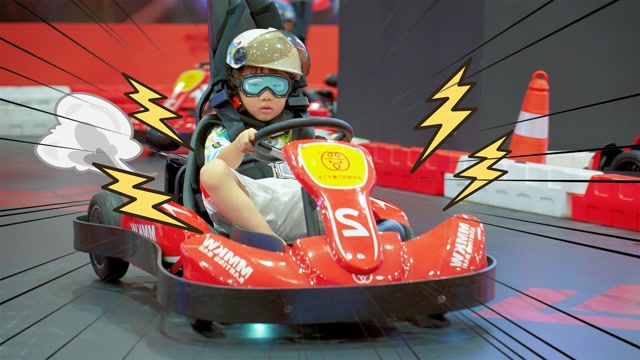 枫枫玩具  枫枫和妈妈一起去超大室内游乐园玩,有卡丁车,跳跳床,滑