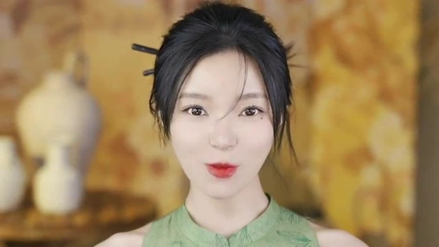 网红女孩对口型表演唱歌,表情动作充满了喜感,古灵精怪的样子可爱极了