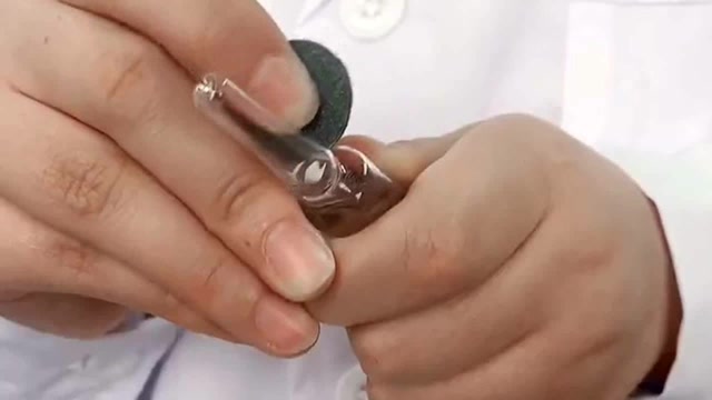 姐姐小时候看到医生掰安瓿就害怕,现在成了护士,成了自己当初最怕的人