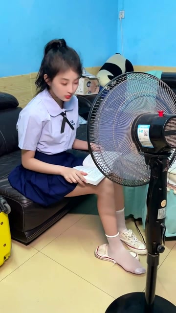 有这么热吗,校花在我房间看书的时候只脱一只鞋,是什么意思