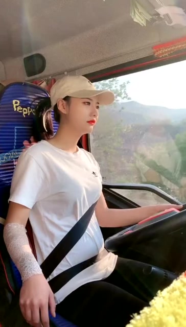 性感的货车女司机,认真开车的样子好酷!多少人愿意坐在副驾驶?