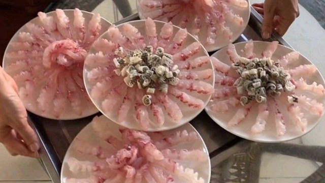 3个人搞2条6斤的生猛黑鱼做横县鱼生,摆盘精致看起来食欲满满!