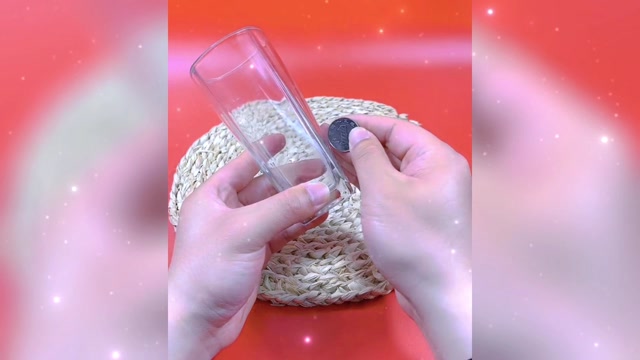 魔术揭秘:硬币隔空穿透玻璃杯,太神奇了,魔术师到底是怎么做到的