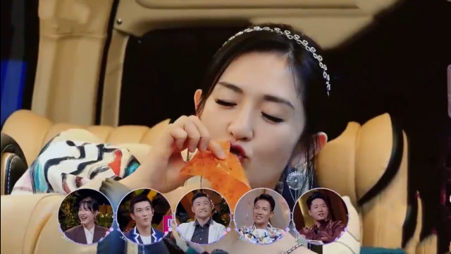 爱吃辣条的明星们:杨超越吃辣条要打码,谢娜大口吃辣片毫无形象