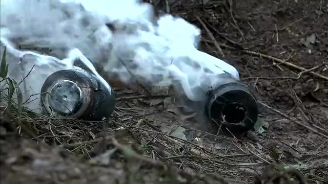 鬼子动用毒气弹,女狙击手身先士卒,白刃战抢敌人的面具