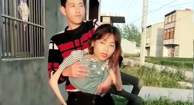 云南90后"连体男女"相依为命,画面温馨感人,泪目