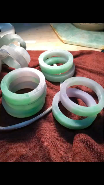 这个半山半水的翡翠手镯毛胚到成品你们喜欢吗?