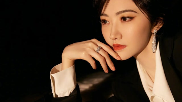 景甜穿黑西装眼神凌厉 在光影间又美又飒