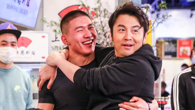 雷佳音被健身猛男公主抱深蹲,贾乃亮放音乐餐厅变土嗨现场