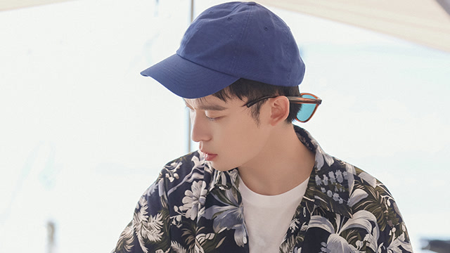 董子健持续发散可爱魅力,拍照时间有点小叛逆?