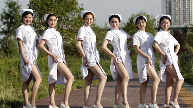 四川美女护士上演变装秀迎国际护士节 撩裙秀大长腿