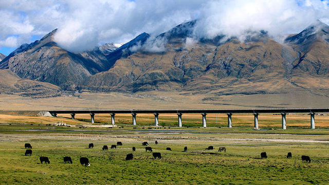 世界奇迹青藏铁路 沿途美景宛如仙境