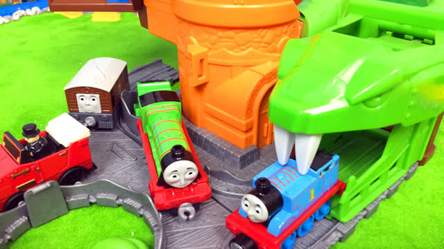天天趣玩  好惊险的蛇形轨道滑梯 托马斯和朋友小火车亲子玩具故事