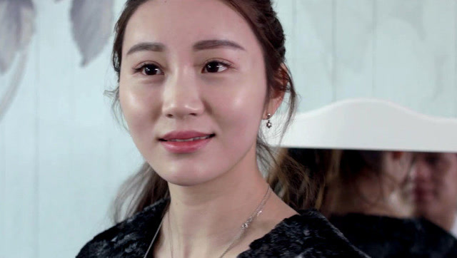 郑云工作室 美女转手一巴掌,小伙欲哭无泪好委屈