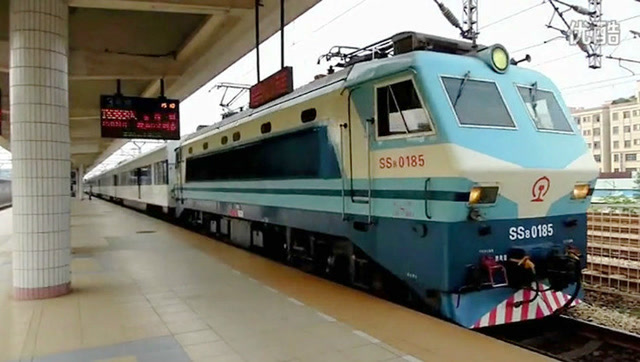 新广九直通车 ss8牵引t8383次进东莞火车站停靠