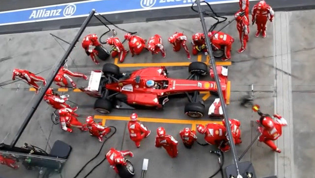 法拉利f1赛车进站换轮胎刚眨一下眼睛就换好走了