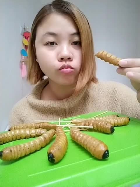 美女大口吃虫,看着好魔性,你敢吃吗