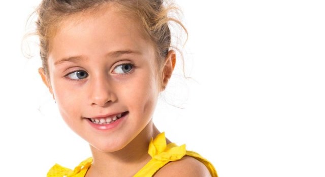 调皮宝宝在爸爸头上贴了个胶布,你猜接下来发生啥