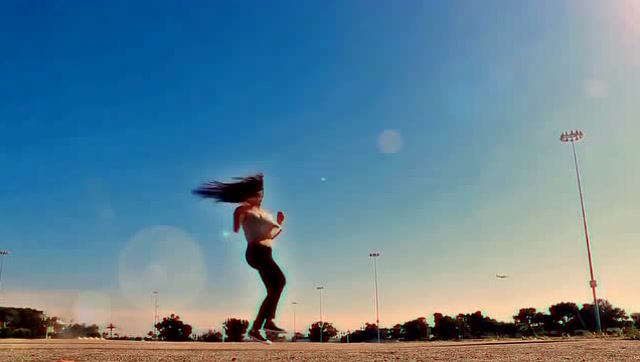 长发漂亮女生鬼步舞视频 在广场齐舞真美!曳步舞女生《seve》