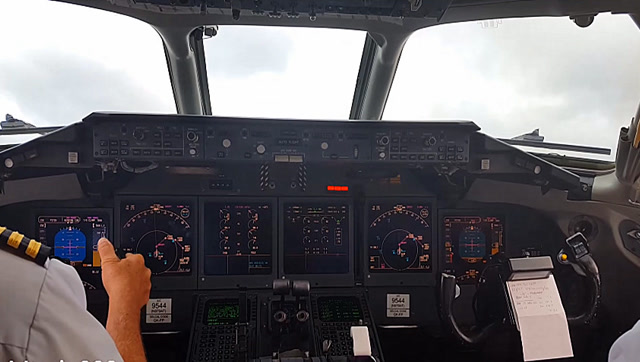 从飞机驾驶舱实拍波音717起飞,进到黑云层的那一刻有点心慌