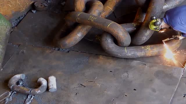 和大腿一样粗的铁链子就这样被烧断了?看着都刺激!