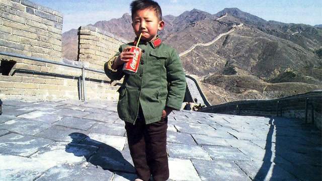 1979年在长城上喝可乐的小男孩,网友热议,回忆过去!