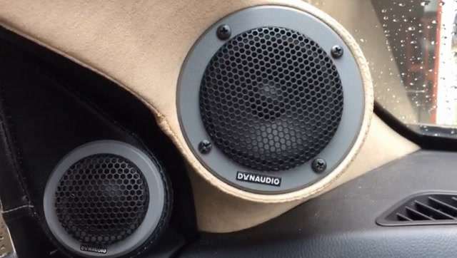 丹麦丹拿汽车音响,奔驰豪车一样也改音响,而且带灯的那种