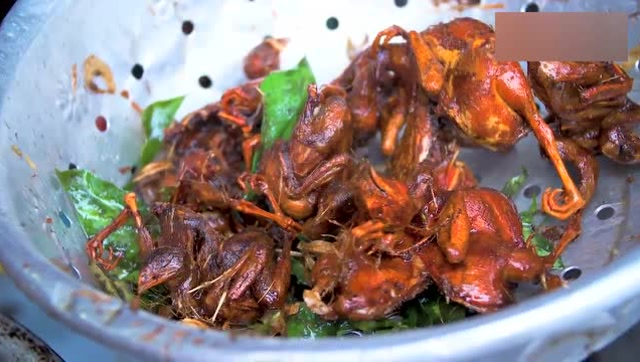 老外在越南吃的这是什么?是炸鹌鹑还是炸鸟,看上去很好吃