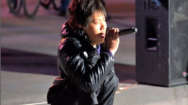 广西乞丐一首《下定决心忘记你》唱的很好听,原唱都比不了