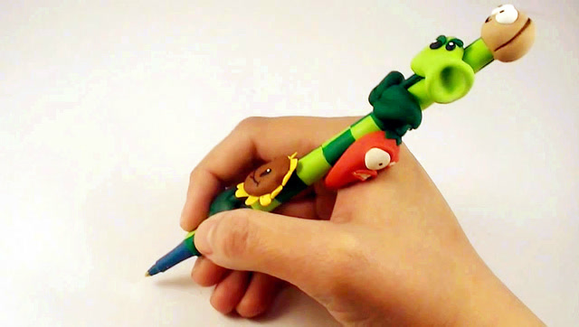 diy创意手工粘土软陶制作游戏中植物大战僵尸的装饰笔