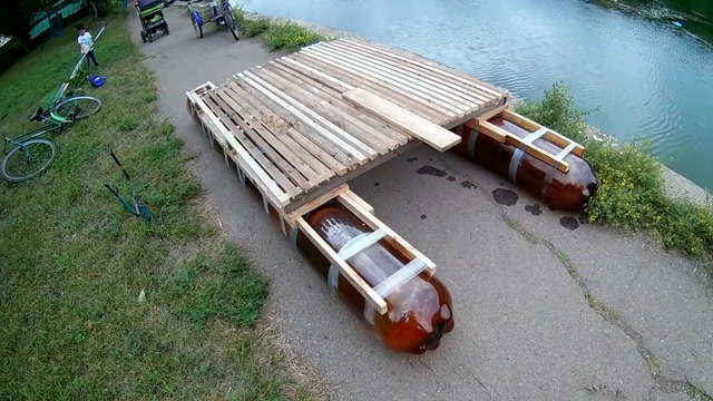 小伙用废弃木料和水桶自制小船,也算是个人才了!