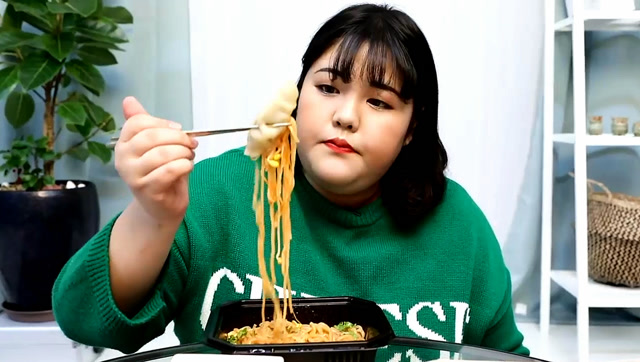 大胃王秀彬吃面条,饺子和寿司,吃东西的声音真够吓人的