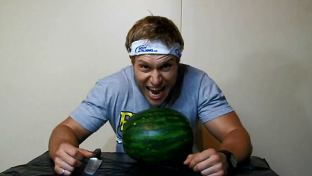 美国小哥吃西瓜,吃得很疯狂,最后动作很牛逼