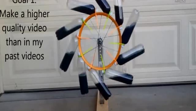 民间牛人用装水的塑料瓶做出了一台永动机 这可以转一百年吧?