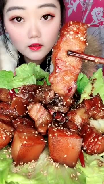 美女大口吃红烧五花肉,这么吃,真的很过瘾